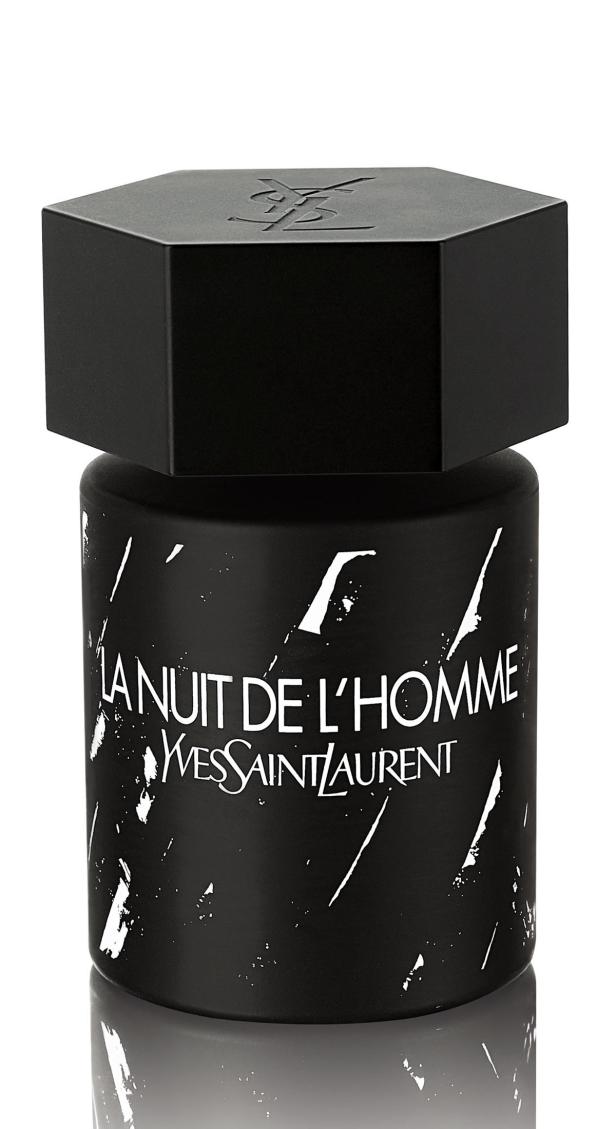Eine Flasche „La Nuit de L'Homme“ von Yves Saint Laurent.
