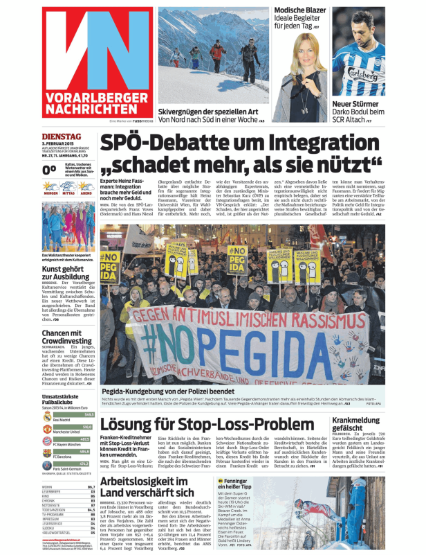 Eine Demonstration gegen antimuslimischen Rassismus mit einem großen Banner „#NOPEGIDA“.