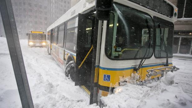 Ein Bus der Bostoner Verkehrsbetriebe kämpft sich durch eine verschneite Straße.