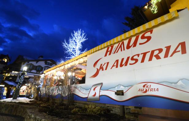 Das „Haus Ski Austria“ ist abends beleuchtet.