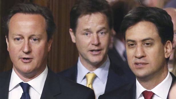 David Cameron, Nick Clegg und Ed Miliband stehen nebeneinander.