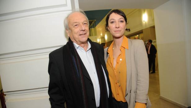 Der französische Schauspieler Claude Rich und eine Frau posieren für ein Foto.