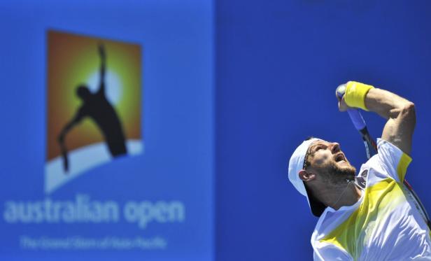 Ein Tennisspieler beim Aufschlag während der Australian Open.