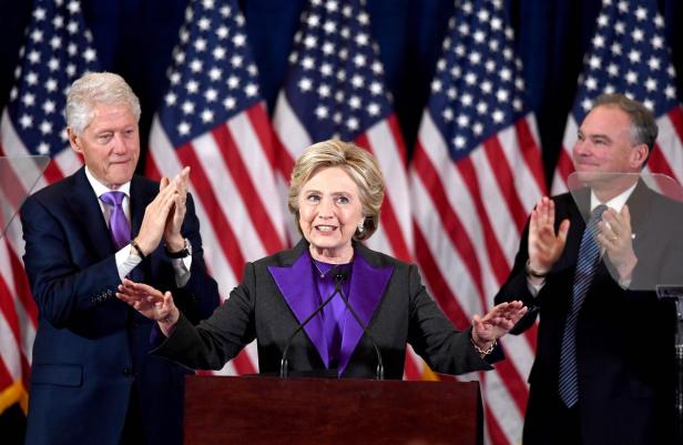 Warum die Clintons in Lila auf die Bühne kamen
