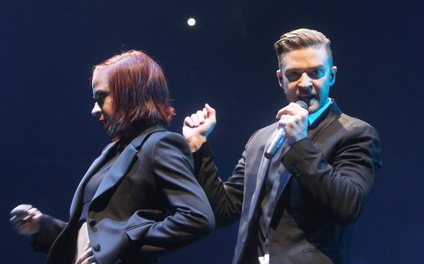 Justin Timberlake tritt mit einer Tänzerin auf einer Bühne auf.
