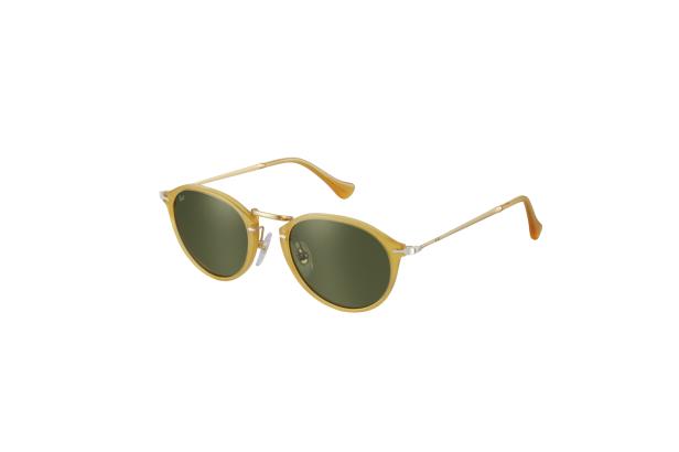 Eine gelbe Persol-Sonnenbrille mit grünen Gläsern vor einem weißen Hintergrund.