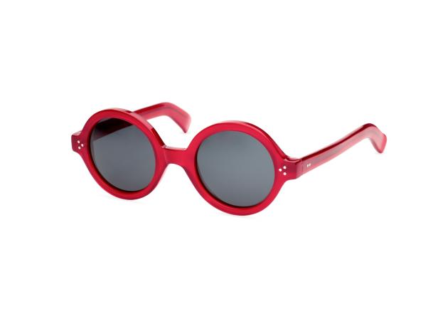 Eine rote, runde Sonnenbrille mit dunklen Gläsern auf einem weißen Hintergrund.