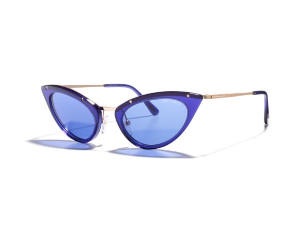 Eine blaue Cat-Eye-Sonnenbrille von Tom Ford liegt auf einem weißen Hintergrund.