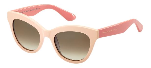 Eine rosafarbene „Marc by Marc Jacobs“-Sonnenbrille mit braun getönten Gläsern.