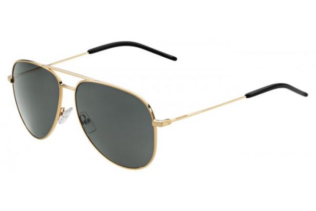 Eine goldene Pilotenbrille mit dunklen Gläsern vor einem weißen Hintergrund.