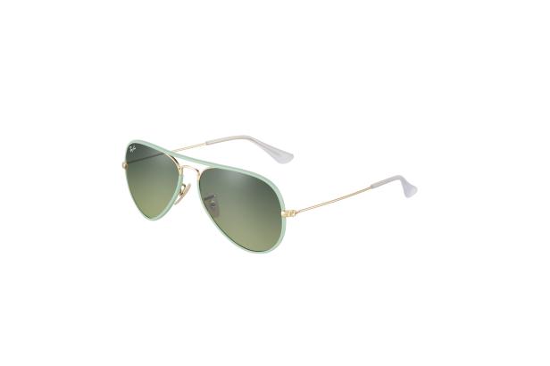 Eine Ray-Ban-Sonnenbrille im Aviator-Stil mit mintfarbenem Rahmen und goldenen Bügeln.