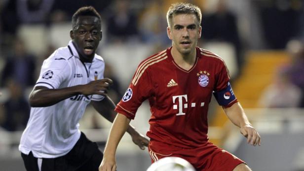 Zwei Fußballspieler während eines Spiels, einer im roten Bayern München Trikot.