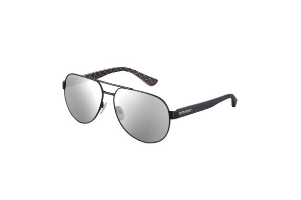 Eine Pilotenbrille mit verspiegelten Gläsern und einem gemusterten Bügel.