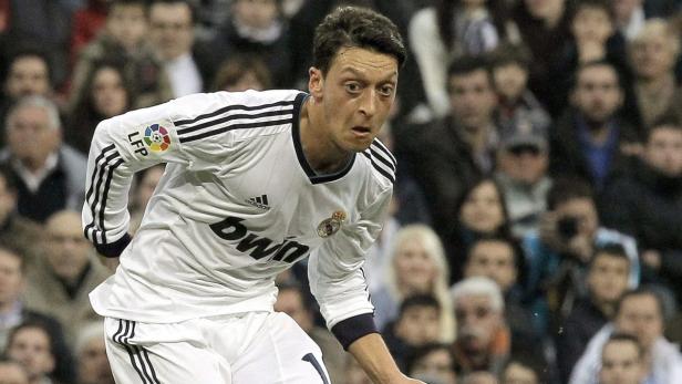 Mesut Özil im Trikot von Real Madrid während eines Fußballspiels.