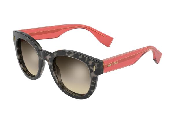 Eine graue Fendi-Sonnenbrille mit Farbverlauf und roten Bügeln.