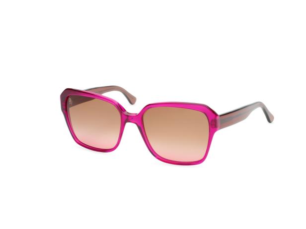 Eine pinkfarbene Sonnenbrille mit braun getönten Gläsern vor einem weißen Hintergrund.