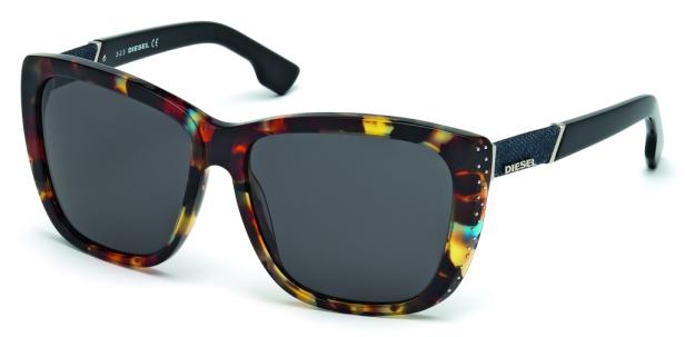 Eine Diesel-Sonnenbrille mit gemustertem Rahmen und dunklen Gläsern.