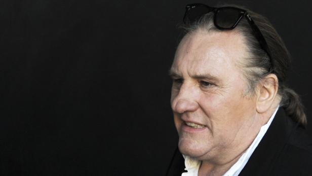 Porträt von Gérard Depardieu mit Sonnenbrille auf dem Kopf.