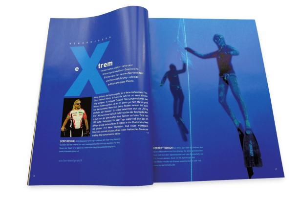 25 jahre freizeit… Ein Freitaucher, vermutlich Herbert Nitsch, taucht mit Flossen in tiefblauem Wasser.