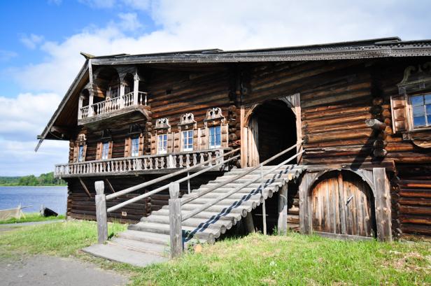 Insel Kischi: Gar nicht wenig Holz vor der Hütte