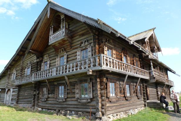 Insel Kischi: Gar nicht wenig Holz vor der Hütte