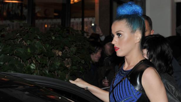 Katy Perry mit blauem Haar verlässt ein Gebäude.