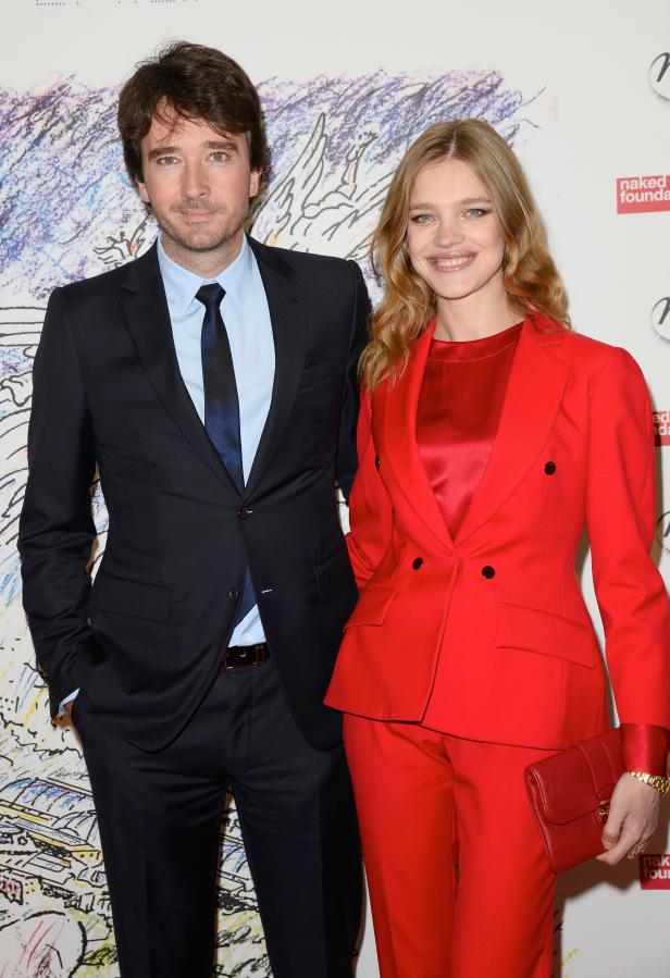 Natalia Vodianova und Antoine Arnault posieren auf einer Veranstaltung.
