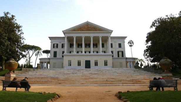 Die Villa Borghese in Rom mit einer breiten Treppe und Menschen auf Parkbänken.