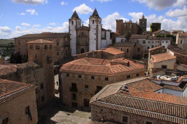 Blick über die Dächer der Altstadt von Trujillo, Spanien, mit der Burg im Hintergrund.