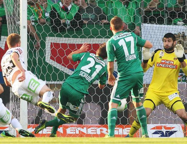 Fußballspieler im Zweikampf vor dem Tor, darunter Schaub und Dibon.