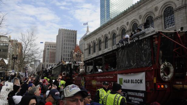 Eine Parade der New England Patriots in Boston, mit Menschenmassen und Entenbooten.