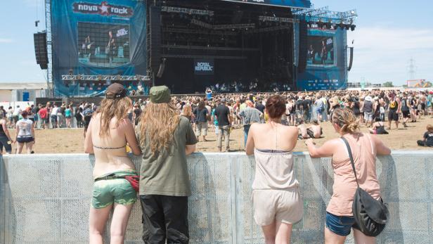 Bühne des Nova Rock Festivals, davor stehen Festivalgäste