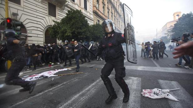 Massendemo gegen Sparpolitik in Rom