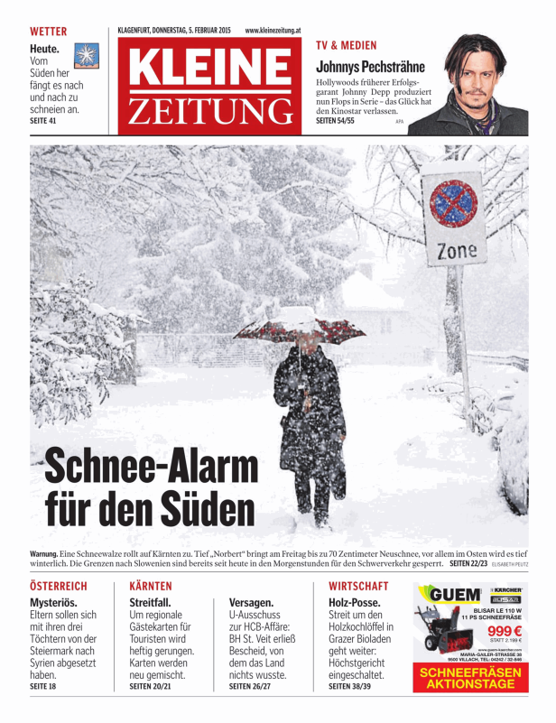Eine Person mit Regenschirm geht durch eine verschneite Landschaft. Im Hintergrund ein Halteverbotsschild.