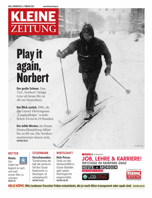 Ein Mann läuft auf Skiern durch eine verschneite Straße in Graz.