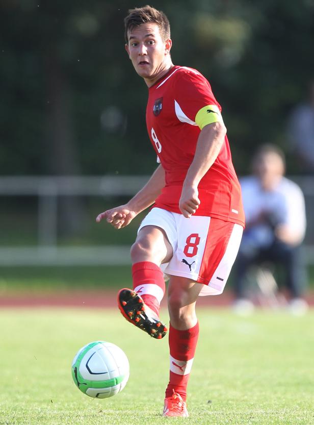 Ein Fußballspieler im rot-weißen Trikot der österreichischen Nationalmannschaft beim Schuss aufs Tor.