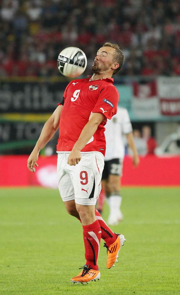 Ein österreichischer Fußballspieler köpft den Ball während eines Spiels.