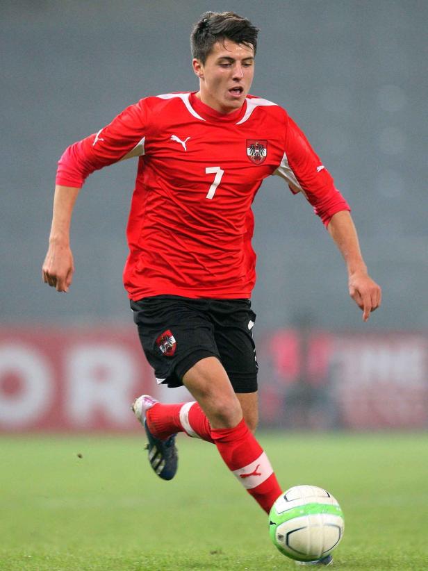 Ein österreichischer Fußballspieler mit der Nummer 7 am Ball.