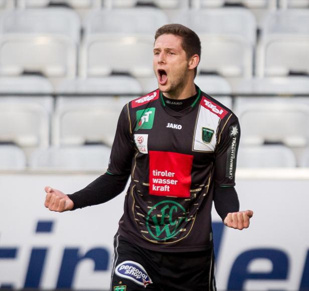 Ein Fußballspieler des FC Wacker Innsbruck jubelt auf dem Spielfeld.
