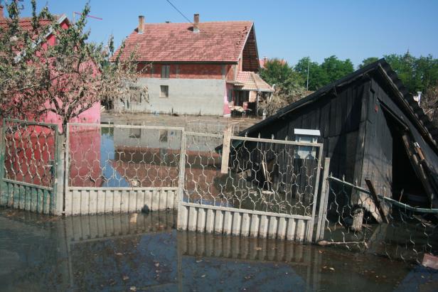 Überschwemmungen haben Wohnhäuser und Zäune unter Wasser gesetzt.