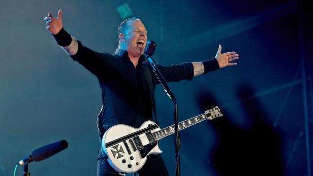 James Hetfield von Metallica spielt Gitarre und singt auf der Bühne.