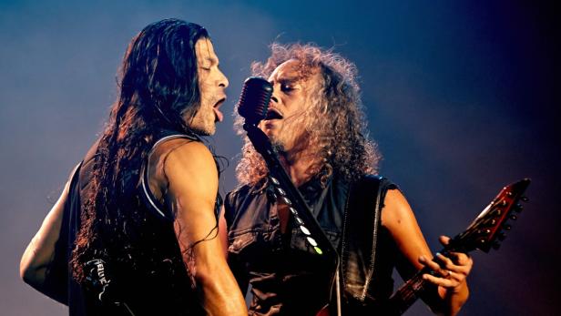 Die Metallica-Bandmitglieder Robert Trujillo und Kirk Hammett treten gemeinsam auf einer Bühne auf.