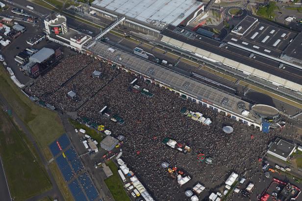 Eine Vogelperspektive auf eine große Menschenmenge bei einem Open-Air-Konzert auf dem Hockenheimring.