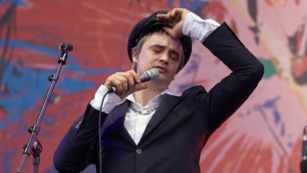 Pete Doherty tritt bei einem Konzert auf.