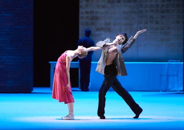 Zwei Balletttänzer während einer Aufführung auf der Bühne.