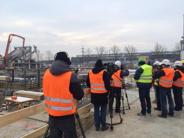 Journalisten filmen den Abriss eines Stadions.