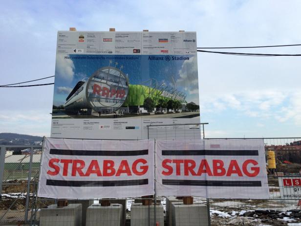 Eine Baustelle mit einem Schild, das das zukünftige Allianz Stadion in Wien zeigt.