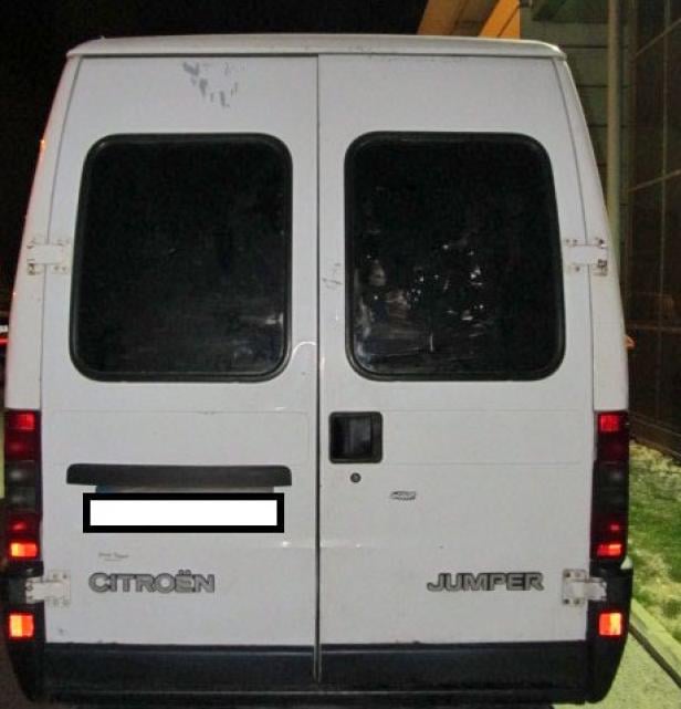 Die Rückseite eines weißen Citroën Jumper Transporters.