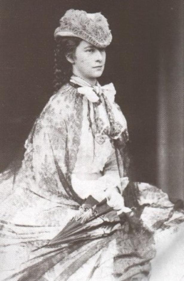 Ein Porträt von Kaiserin Elisabeth von Österreich (Sisi) in einem verzierten Kleid und Hut.