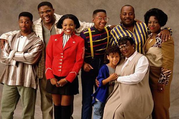 Die Besetzung der Fernsehserie „Family Matters“ posiert für ein Gruppenfoto.